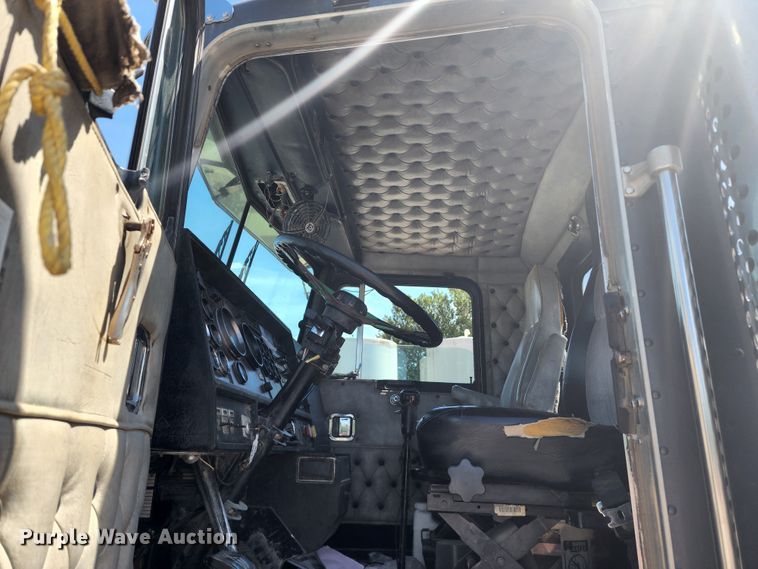 image for item KH9326 1988 Kenworth T800  truck cab and chassis