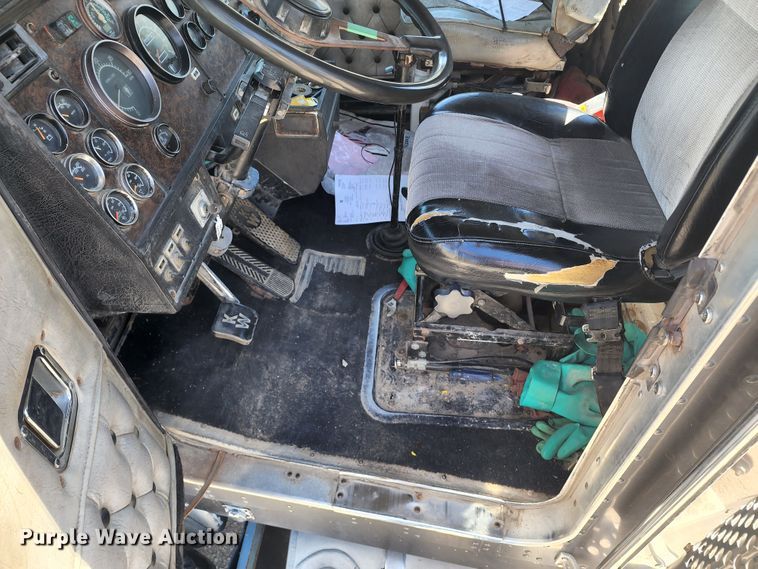 image for item KH9326 1988 Kenworth T800  truck cab and chassis