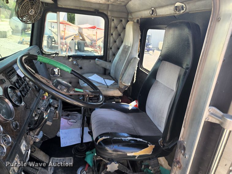 image for item KH9326 1988 Kenworth T800  truck cab and chassis