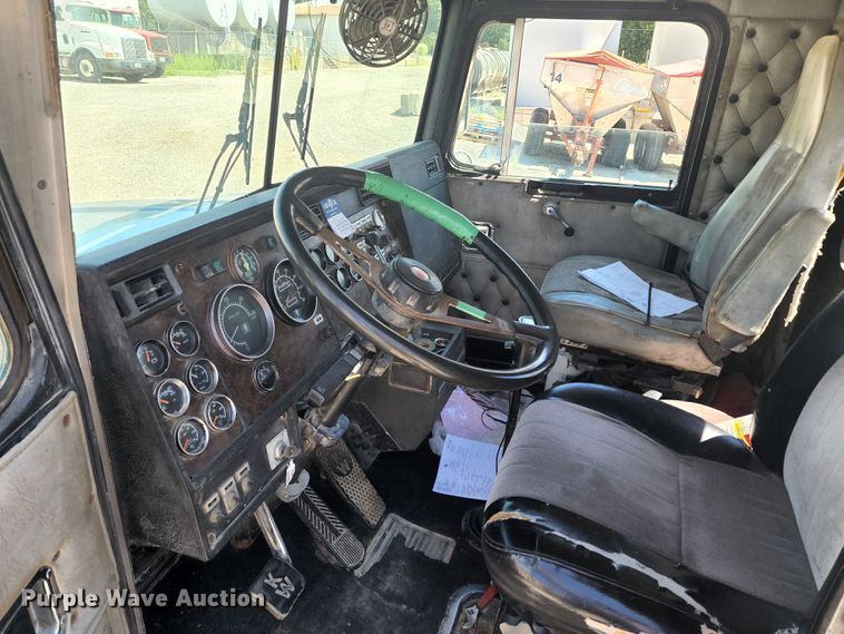 image for item KH9326 1988 Kenworth T800  truck cab and chassis