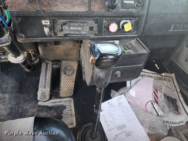 image for item KH9326 1988 Kenworth T800  truck cab and chassis