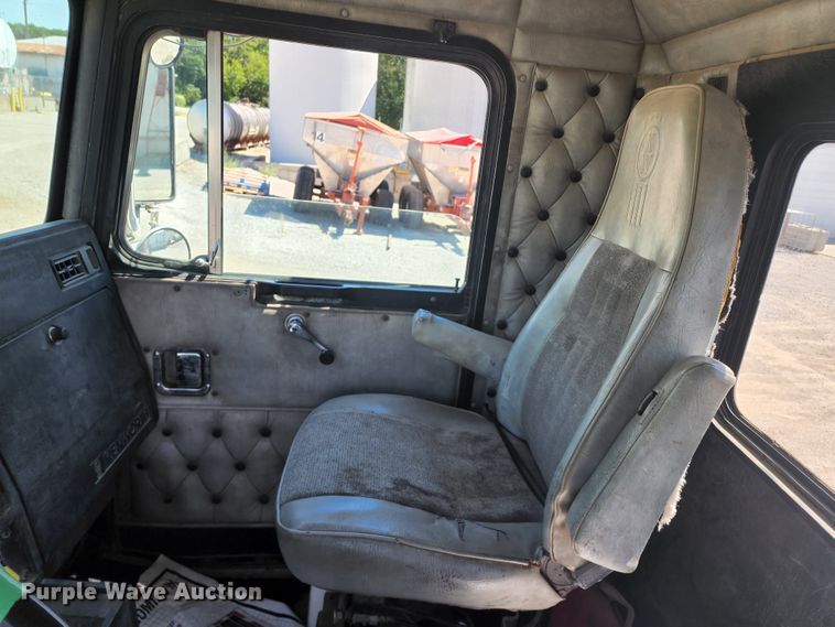 image for item KH9326 1988 Kenworth T800  truck cab and chassis