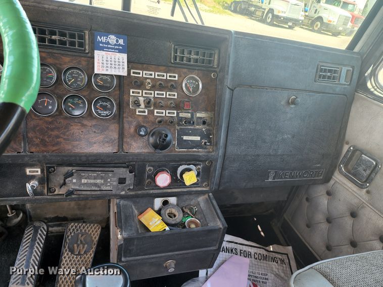 image for item KH9326 1988 Kenworth T800  truck cab and chassis