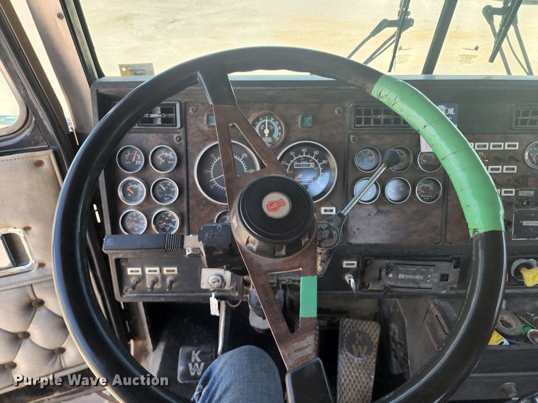 image for item KH9326 1988 Kenworth T800  truck cab and chassis