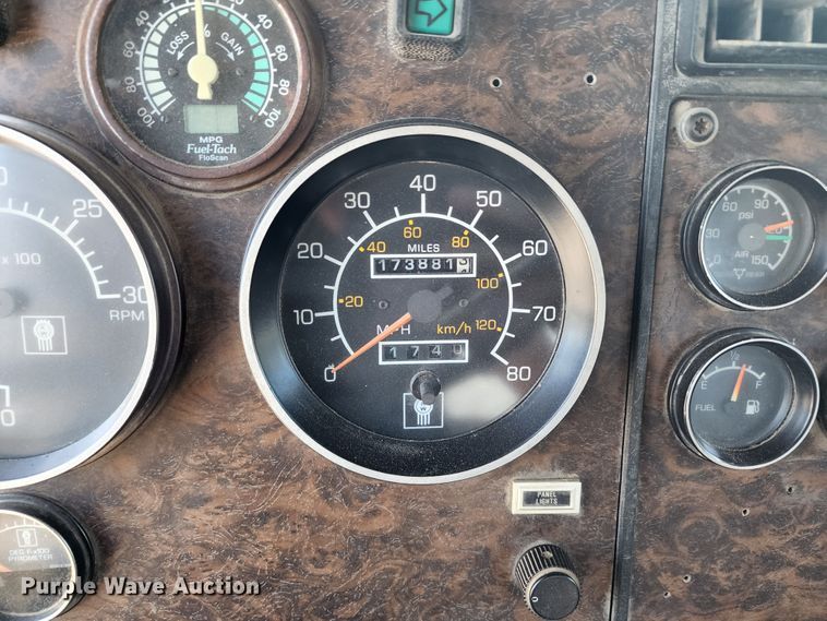 image for item KH9326 1988 Kenworth T800  truck cab and chassis