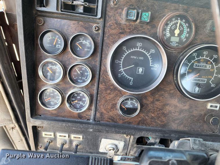 image for item KH9326 1988 Kenworth T800  truck cab and chassis