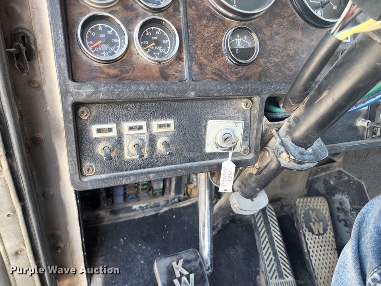 image for item KH9326 1988 Kenworth T800  truck cab and chassis