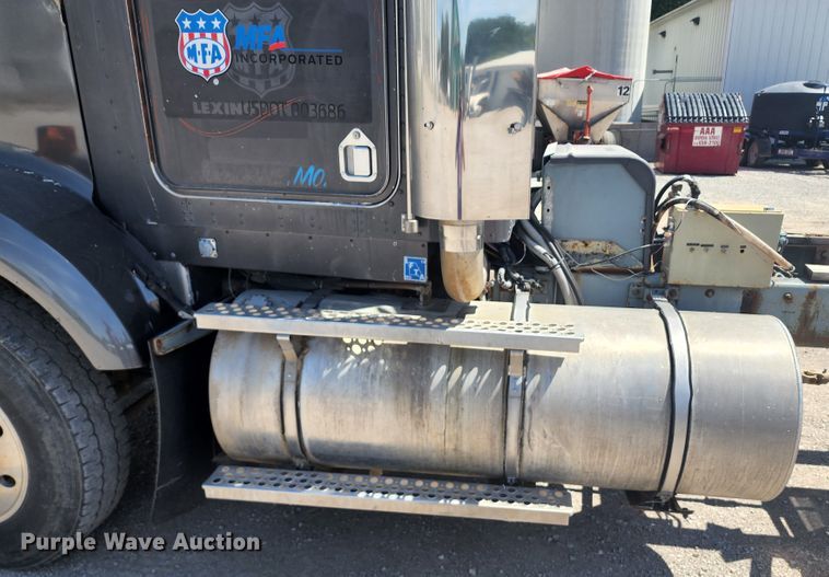 image for item KH9326 1988 Kenworth T800  truck cab and chassis