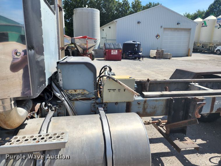 image for item KH9326 1988 Kenworth T800  truck cab and chassis