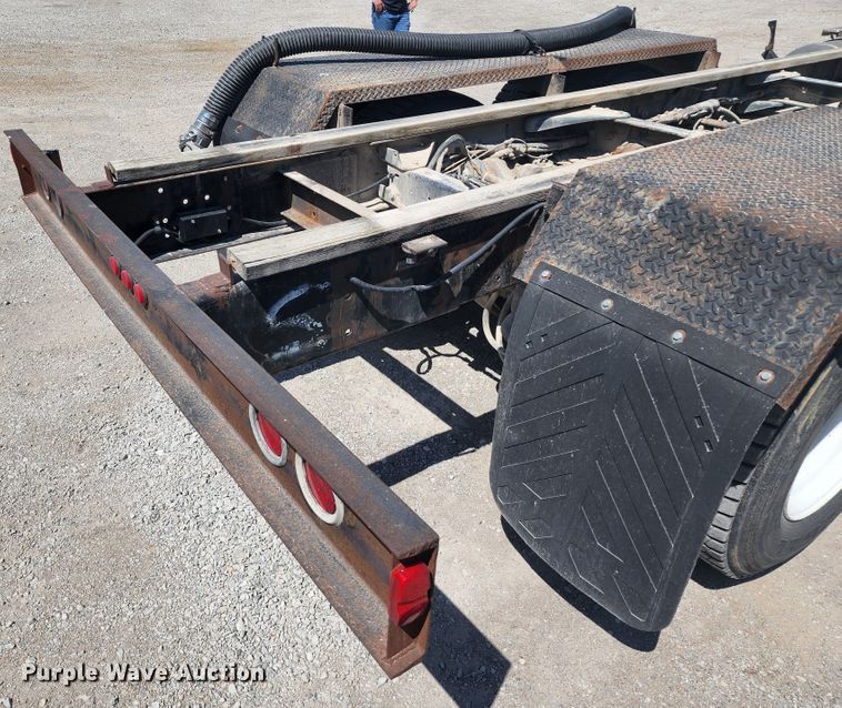 image for item KH9326 1988 Kenworth T800  truck cab and chassis