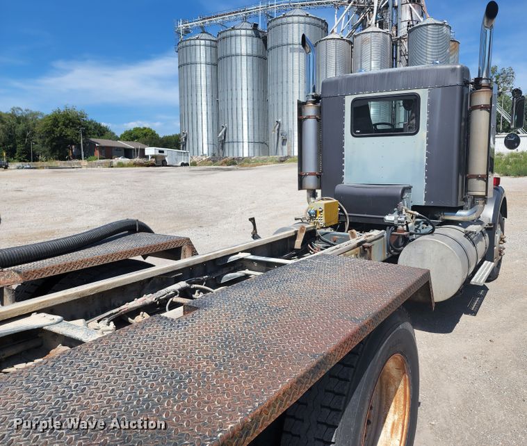 image for item KH9326 1988 Kenworth T800  truck cab and chassis