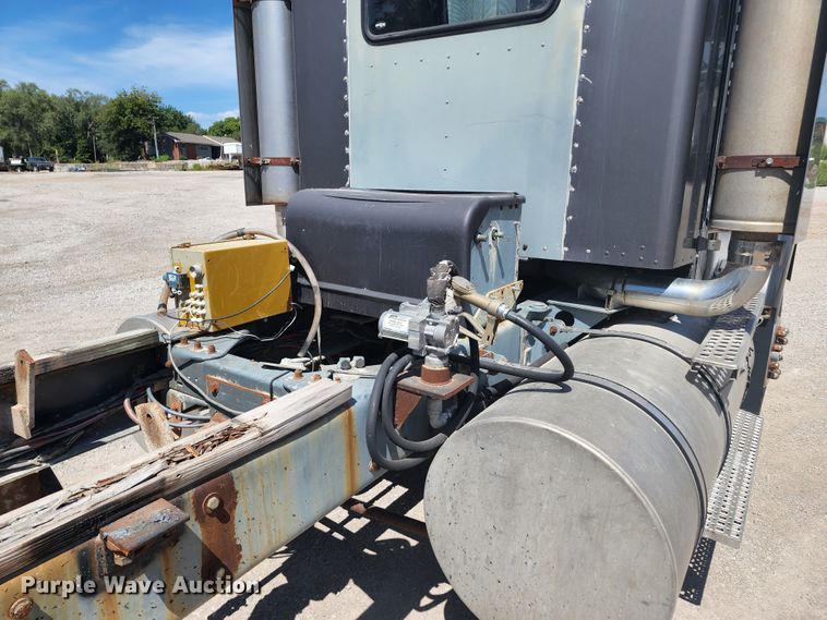 image for item KH9326 1988 Kenworth T800  truck cab and chassis