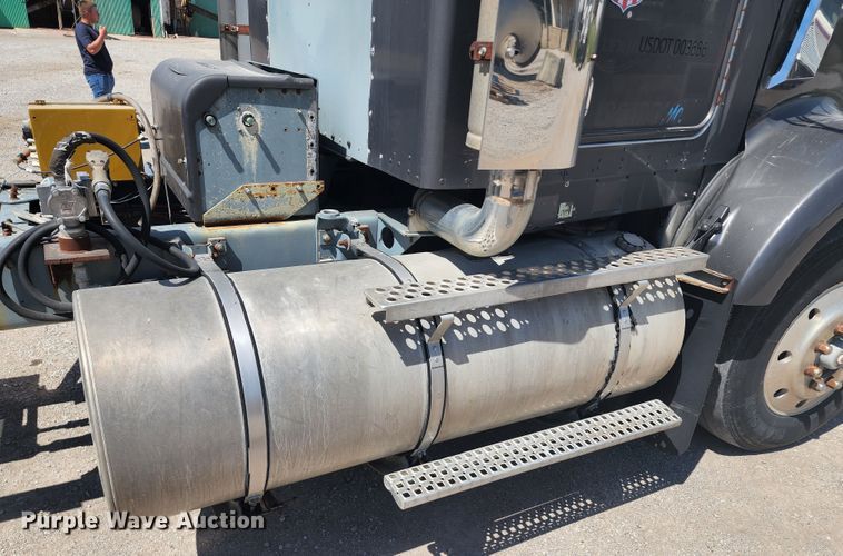 image for item KH9326 1988 Kenworth T800  truck cab and chassis