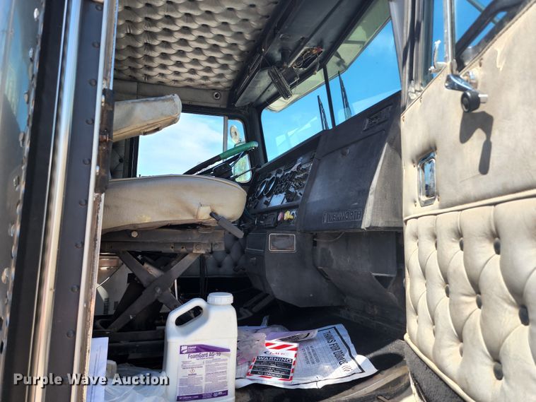 image for item KH9326 1988 Kenworth T800  truck cab and chassis