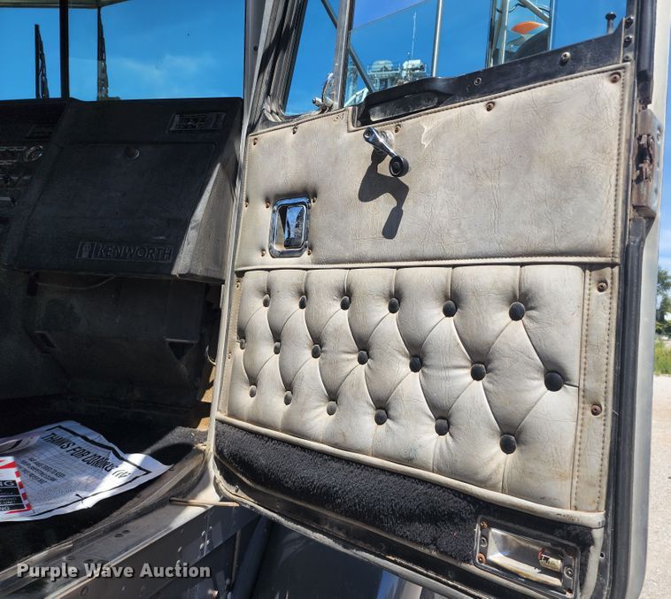 image for item KH9326 1988 Kenworth T800  truck cab and chassis