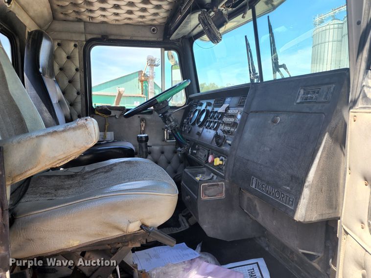 image for item KH9326 1988 Kenworth T800  truck cab and chassis