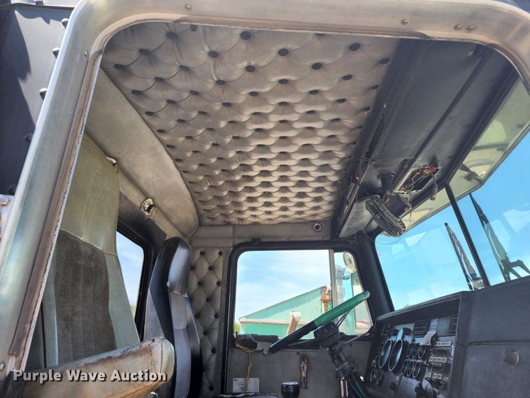 image for item KH9326 1988 Kenworth T800  truck cab and chassis