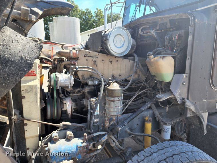 image for item KH9326 1988 Kenworth T800  truck cab and chassis