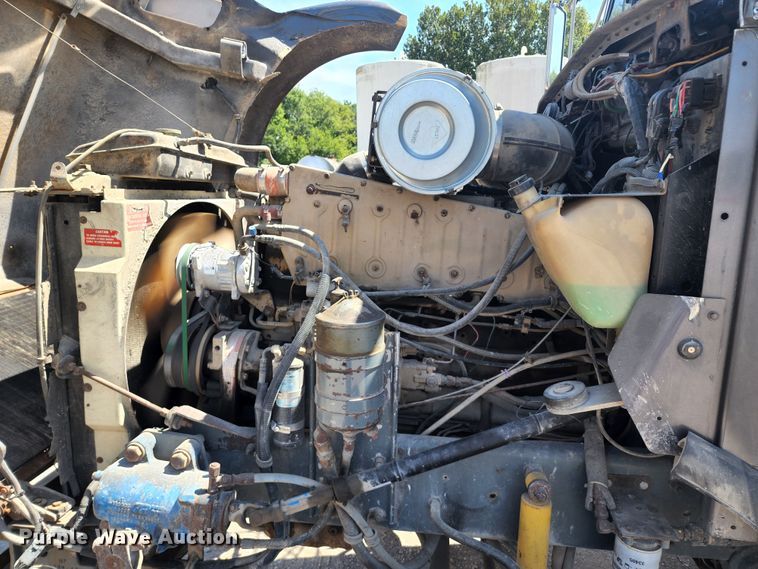 image for item KH9326 1988 Kenworth T800  truck cab and chassis