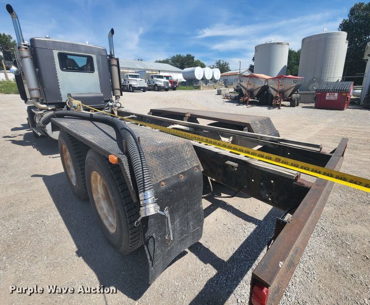 image for item KH9326 1988 Kenworth T800  truck cab and chassis