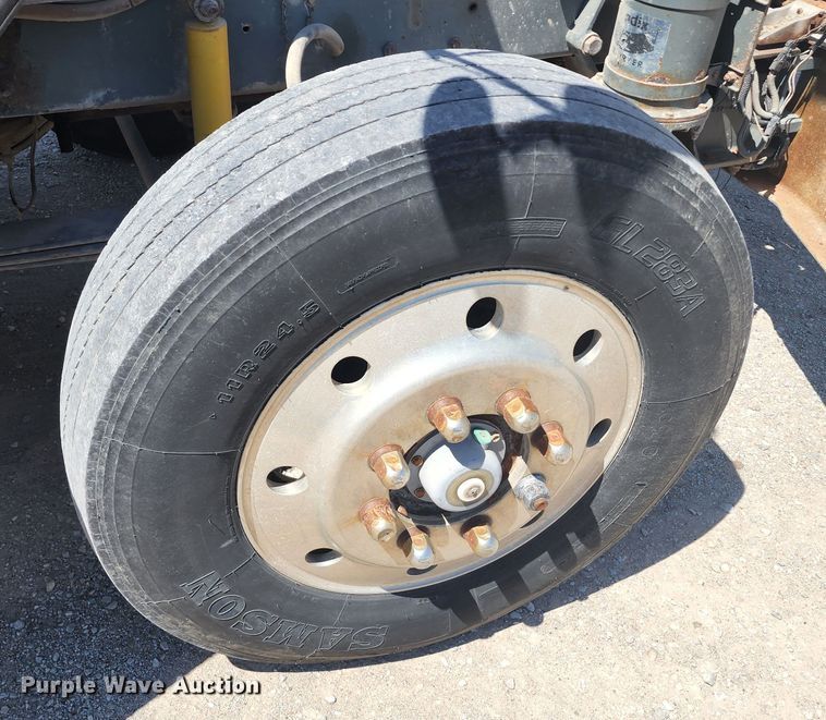 image for item KH9326 1988 Kenworth T800  truck cab and chassis