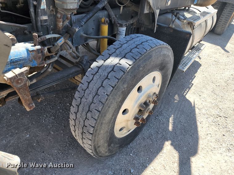 image for item KH9326 1988 Kenworth T800  truck cab and chassis