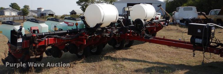 image for item LB9977 2005 White 8200  no-till planter
