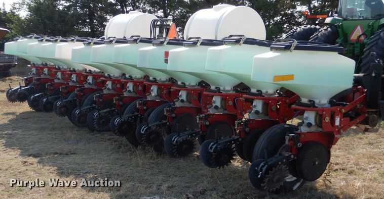 image for item LB9977 2005 White 8200  no-till planter