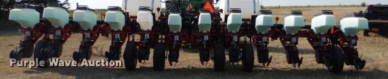 image for item LB9977 2005 White 8200  no-till planter