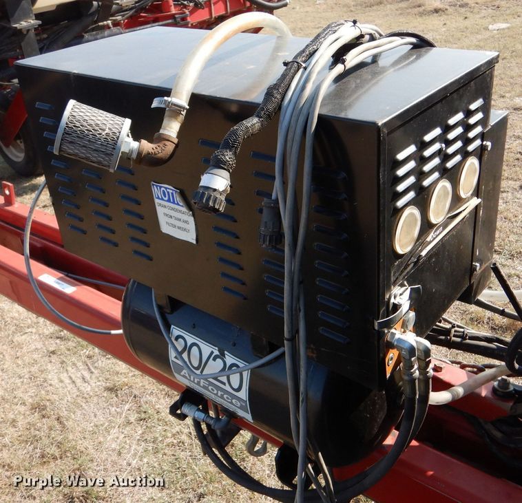 image for item LB9977 2005 White 8200  no-till planter