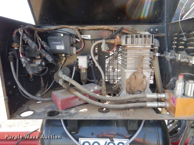 image for item LB9977 2005 White 8200  no-till planter