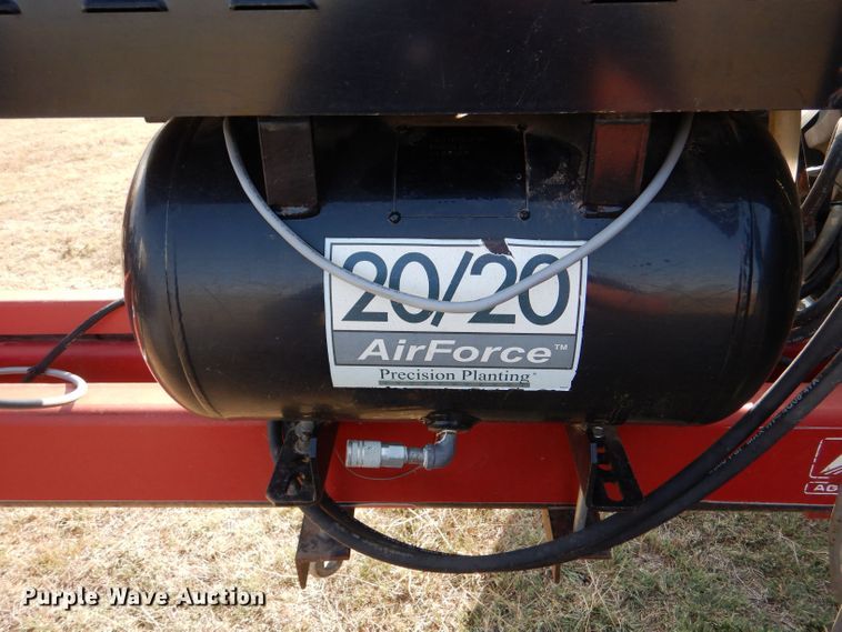 image for item LB9977 2005 White 8200  no-till planter