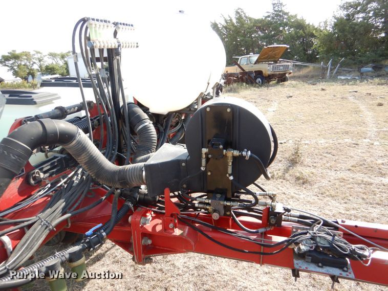 image for item LB9977 2005 White 8200  no-till planter