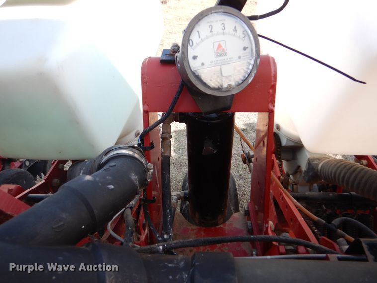 image for item LB9977 2005 White 8200  no-till planter