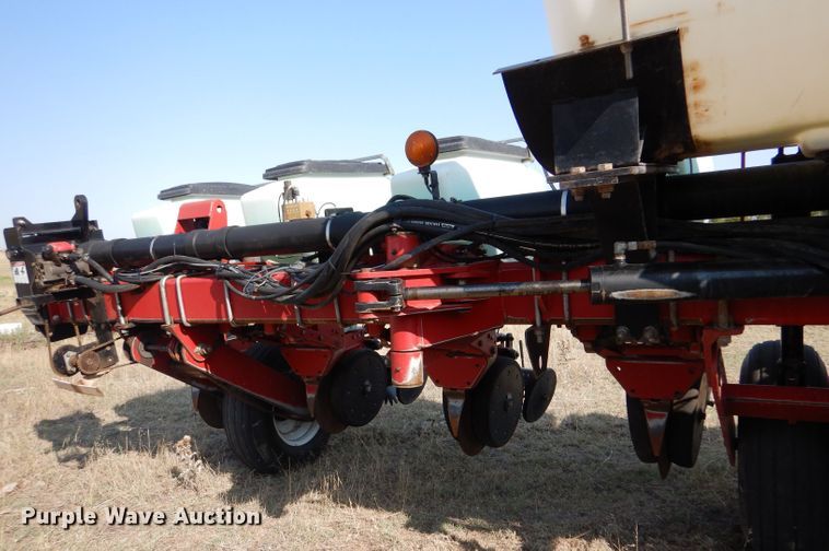 image for item LB9977 2005 White 8200  no-till planter