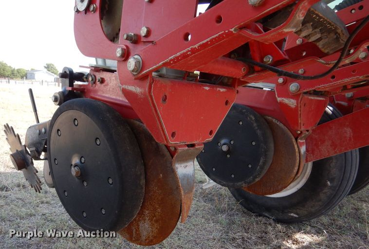 image for item LB9977 2005 White 8200  no-till planter