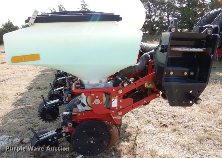 image for item LB9977 2005 White 8200  no-till planter