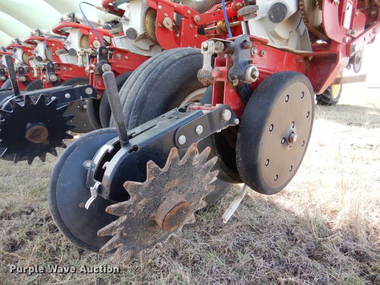 image for item LB9977 2005 White 8200  no-till planter