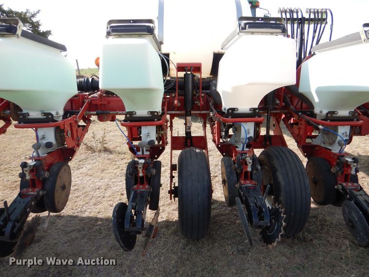 image for item LB9977 2005 White 8200  no-till planter