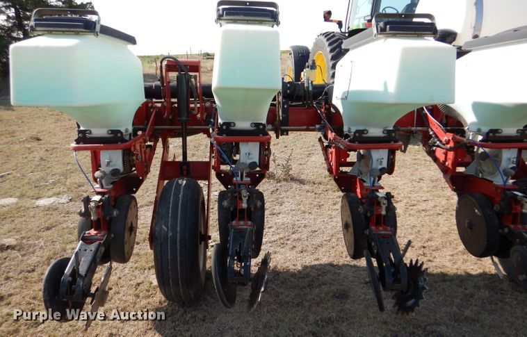 image for item LB9977 2005 White 8200  no-till planter