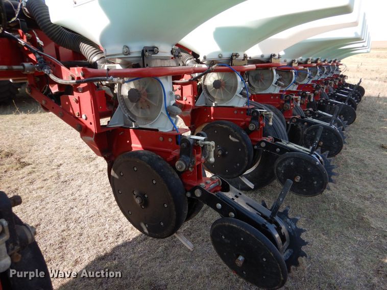 image for item LB9977 2005 White 8200  no-till planter