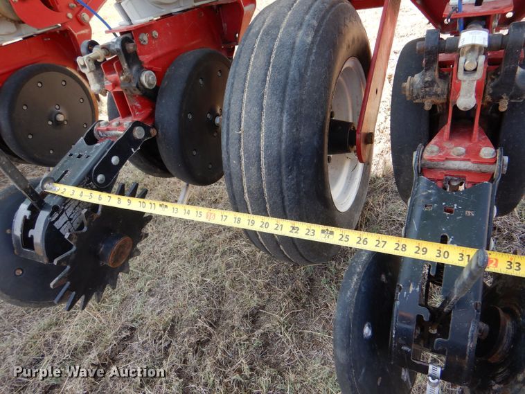 image for item LB9977 2005 White 8200  no-till planter