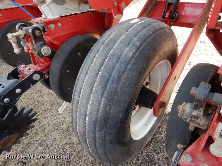 image for item LB9977 2005 White 8200  no-till planter