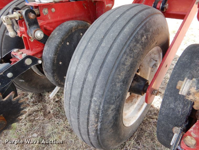 image for item LB9977 2005 White 8200  no-till planter