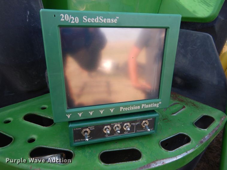 image for item LB9977 2005 White 8200  no-till planter