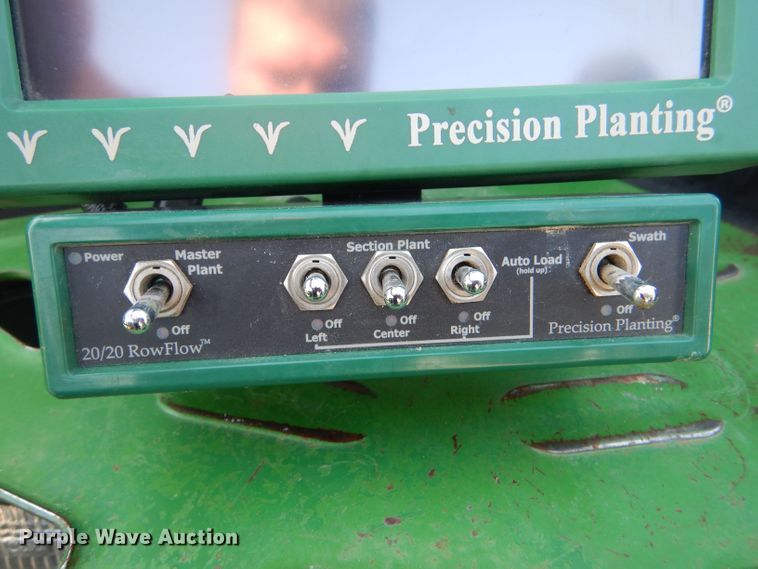 image for item LB9977 2005 White 8200  no-till planter