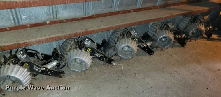 image for item LB9977 2005 White 8200  no-till planter