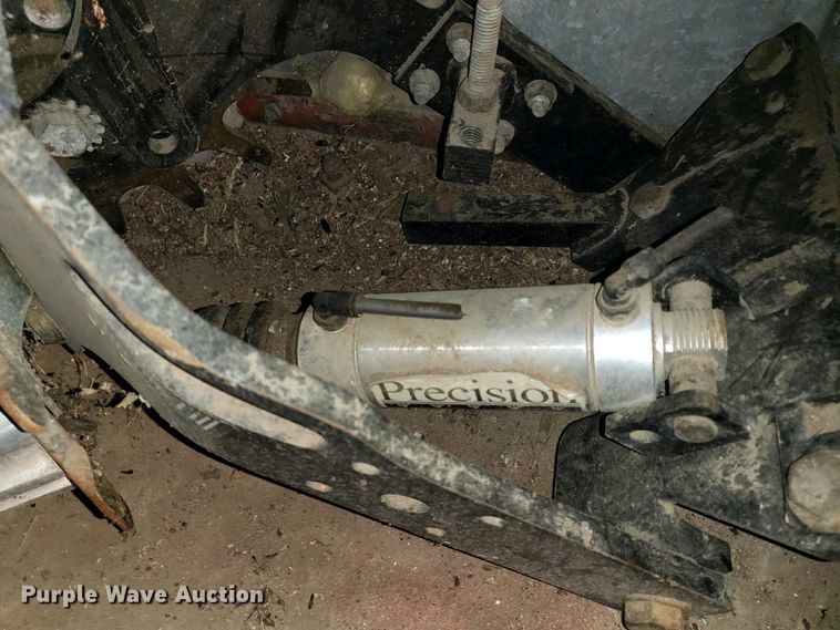 image for item LB9977 2005 White 8200  no-till planter