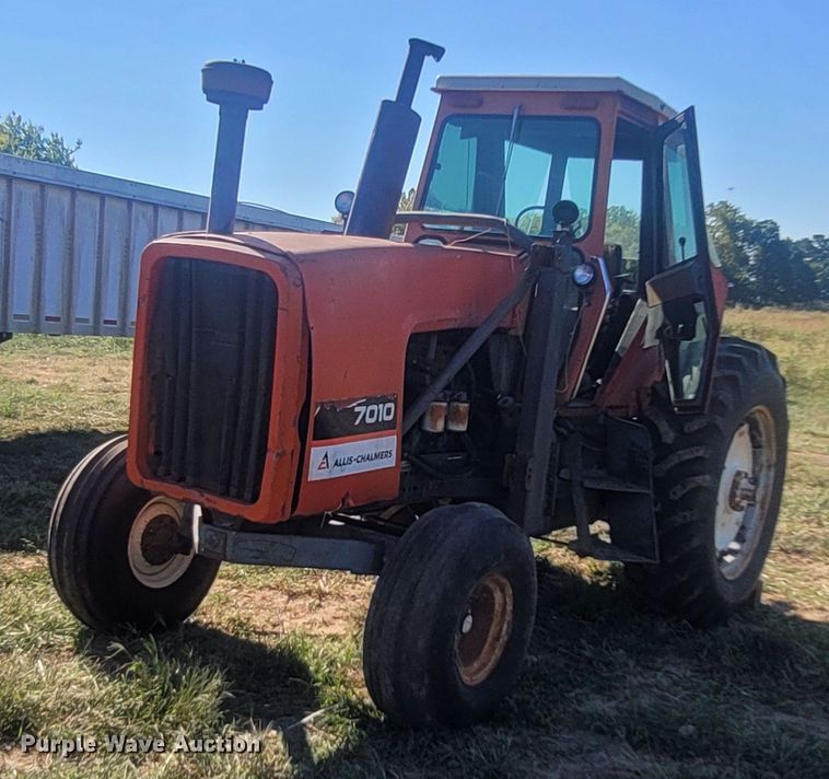 image for item LM9765 Allis Chalmers 7010  tractor