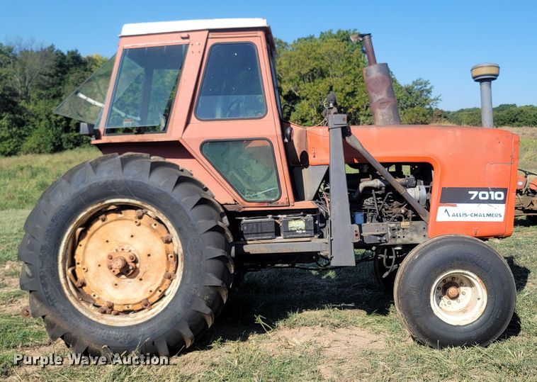 image for item LM9765 Allis Chalmers 7010  tractor